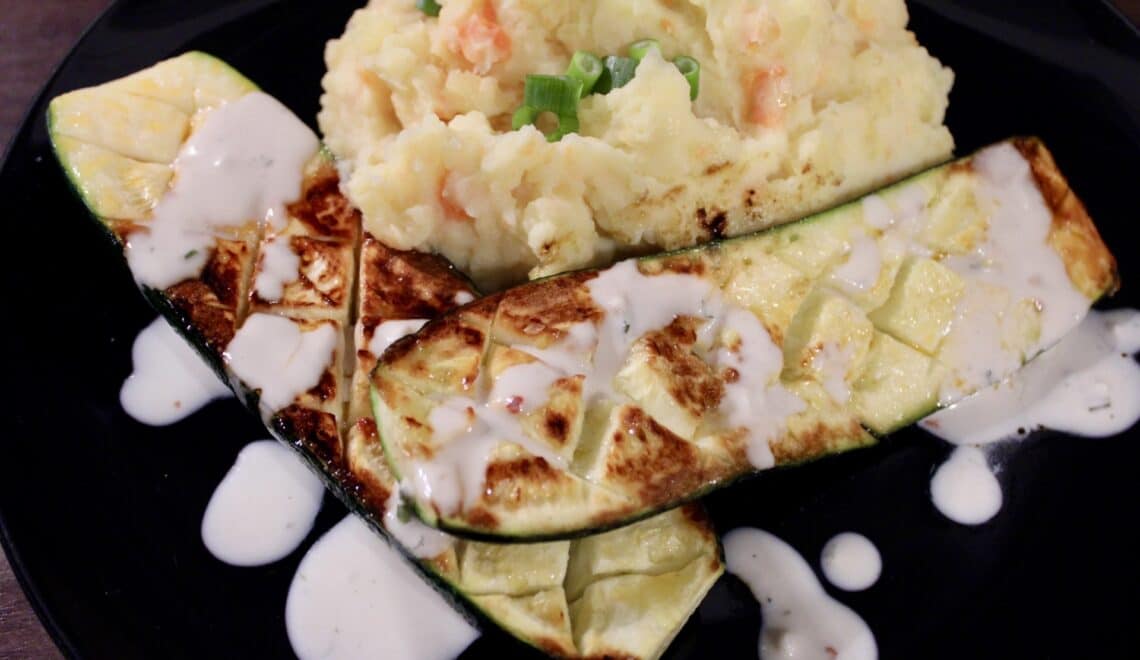 gebratene Zucchini mit Kartoffelbrei und Tahinisoße – Essen fetzt
