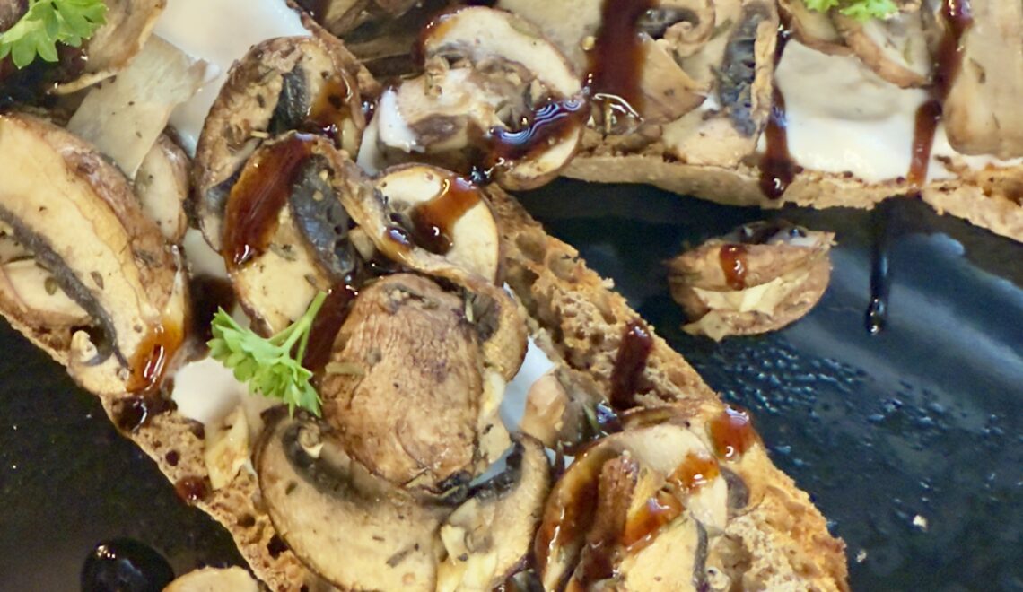Pilz Crostini mit Thymian und Knoblauch