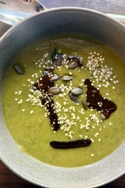 Cremige vegane Kartoffel-Grünkohl-Suppe in einer Schale serviert