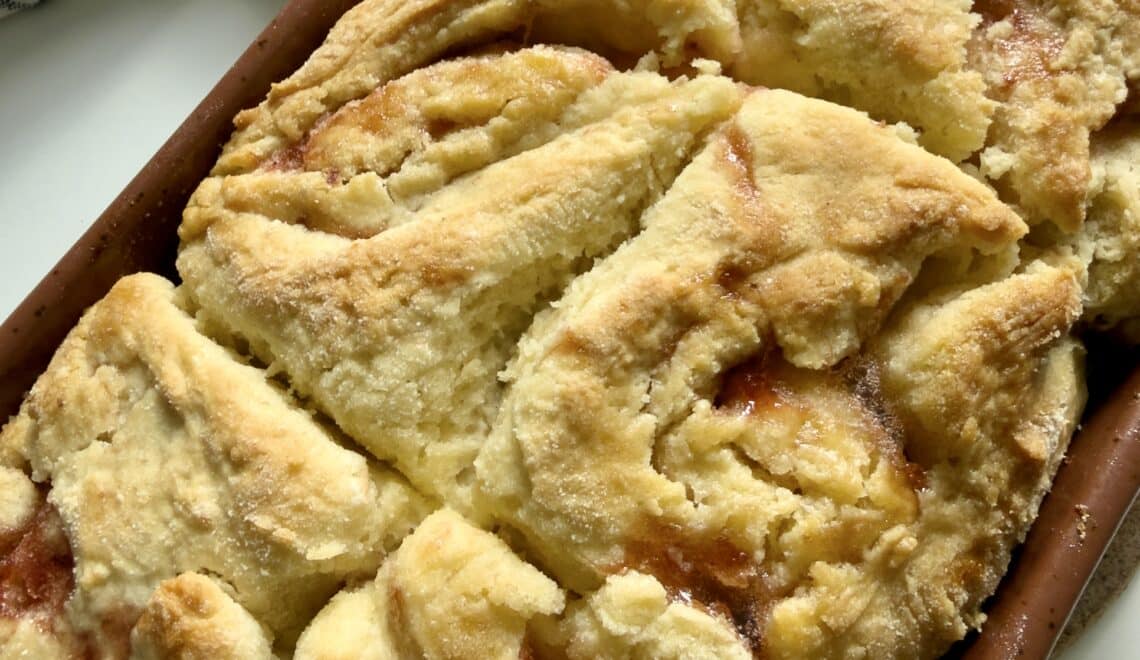 Vegane Hefeschnecken mit fruchtiger Füllung in einer Auflaufform