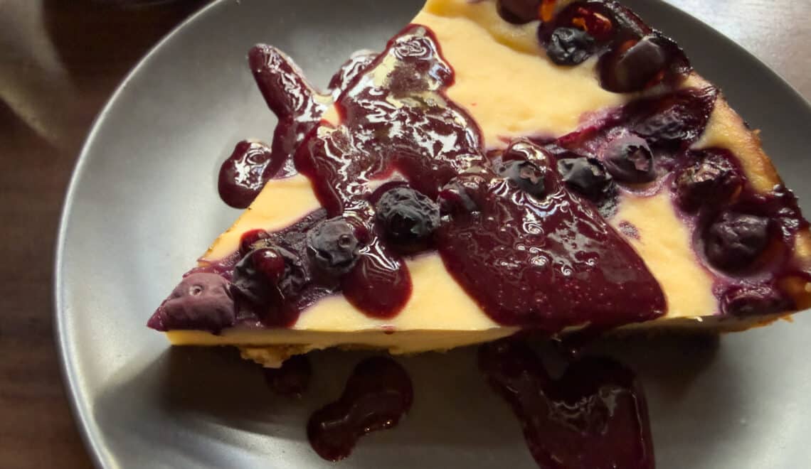 veganer Käsekuchen mit Lotuskeks-Boden und Blaubeersoße